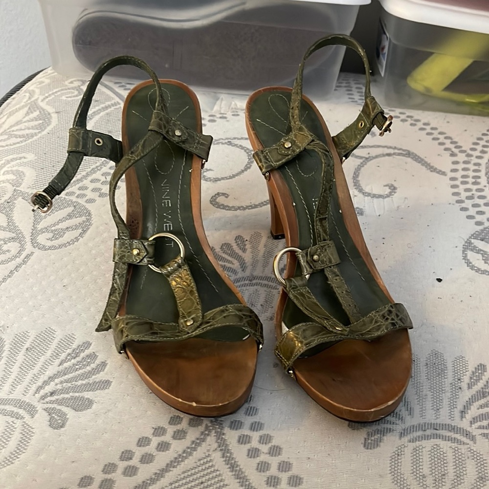Green Nine West heel. Wood like bottom. Size 8